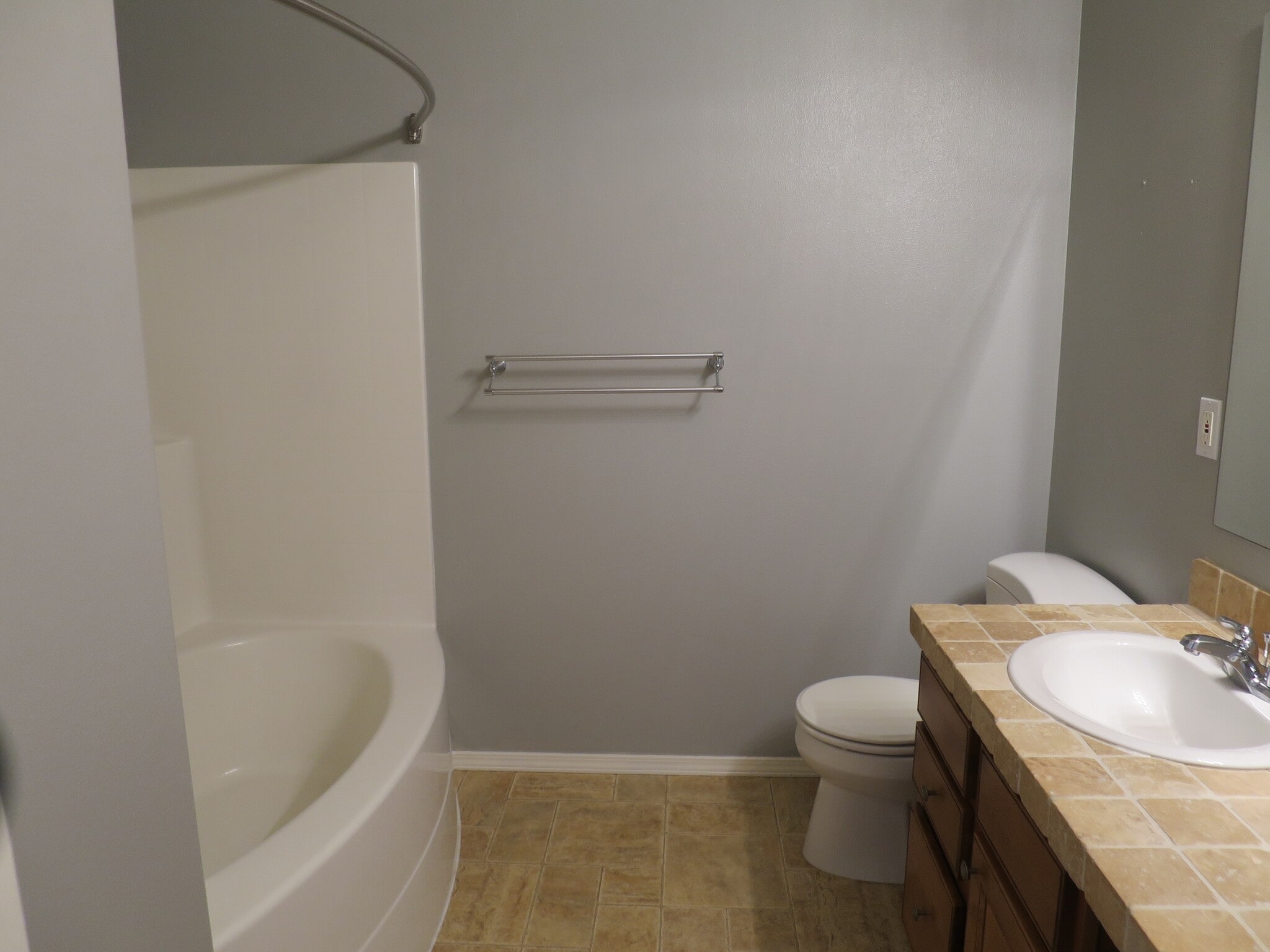 Master bath with double sinks - 4322 E Arch Dr