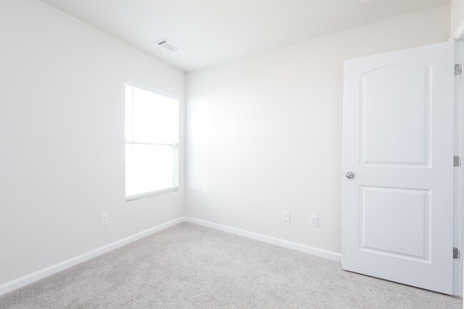 Building Photo - 121 Colonial Walk