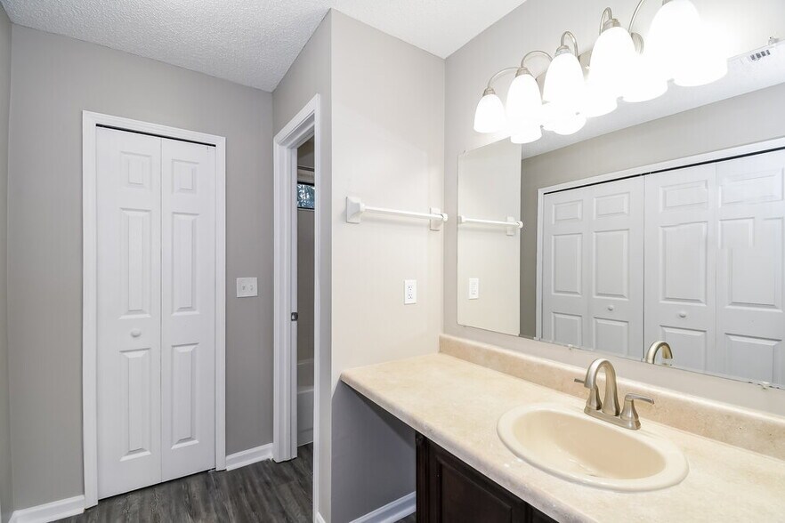 Building Photo - 1464 Rose Hill Dr W