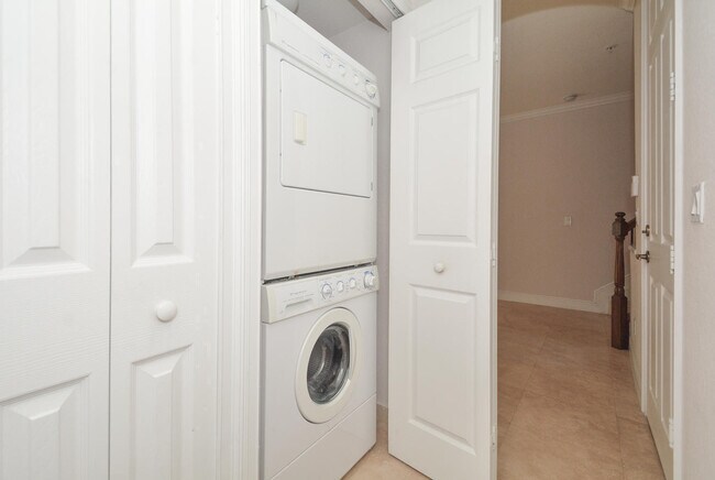 Building Photo - 3033 Waterside Cir