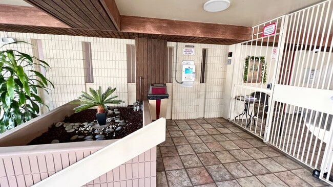 Building Photo - AVAILABLE NOW! 2-Bedroom, 2-Bath Corner Un...