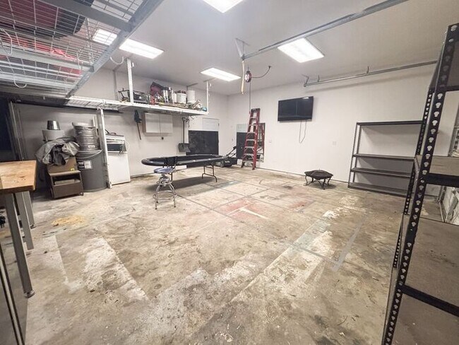 Building Photo - 2 bed 2 bath home with expansive garage and lot's of updates!