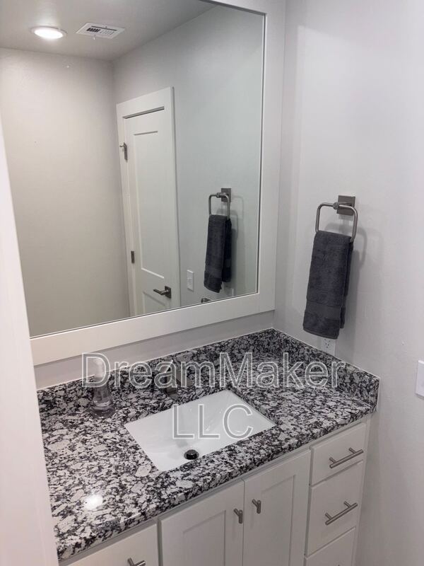 Building Photo - 2819 Clifton Ter