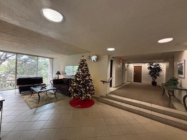 Building Photo - 1 Kelton Ct