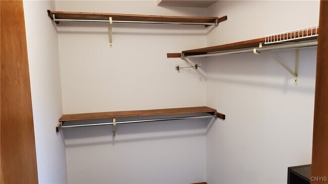 Building Photo - 461 Summerhaven Dr N