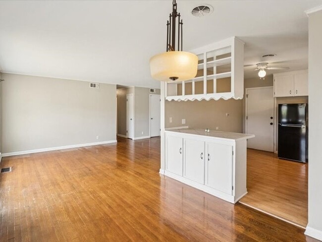 Building Photo - 2607 S Maplewood Ave