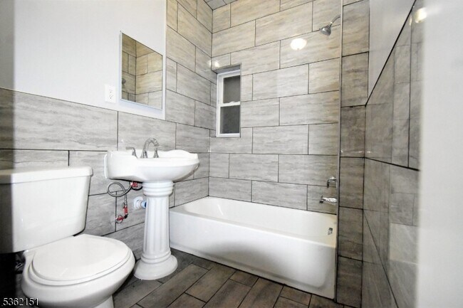 Building Photo - 482 S 17th St