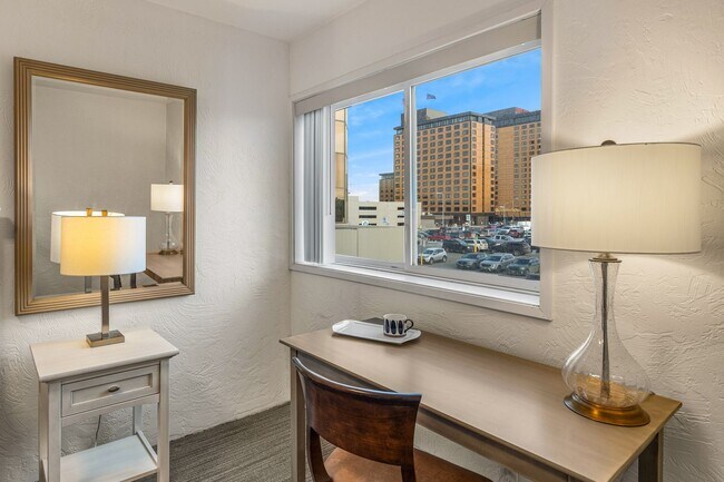 Building Photo - Downtown Furnished 1 Bed / 1 Bath Apartmen...