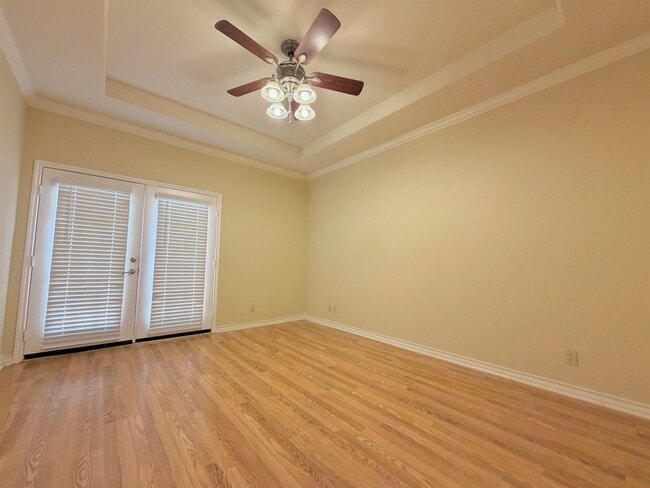 Building Photo - 707 St James Dr