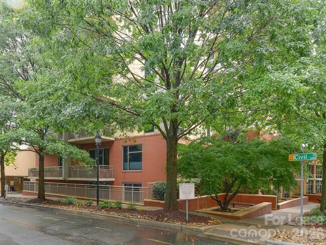 Building Photo - 701 Royal Ct