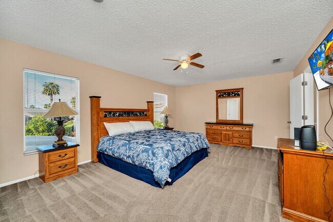 Building Photo - Partially Furnished 6 bedroom/5 Bath home