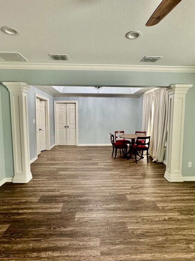 Building Photo - Elegant Estate in the Country Club Setting-Mother in law suite