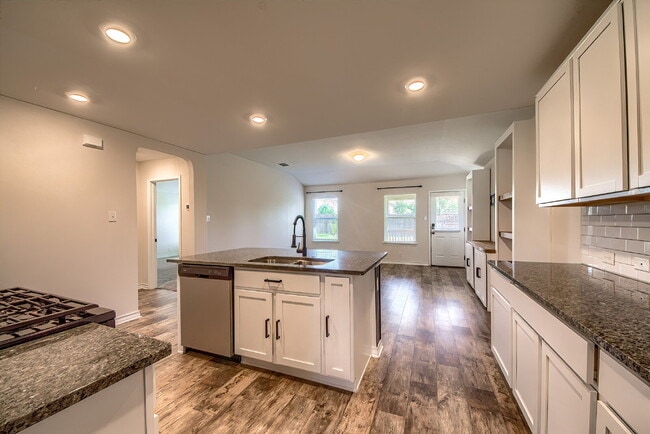 Building Photo - 5-BEDROOM HOME IN WESTPOINTE @ RIVERSTONE