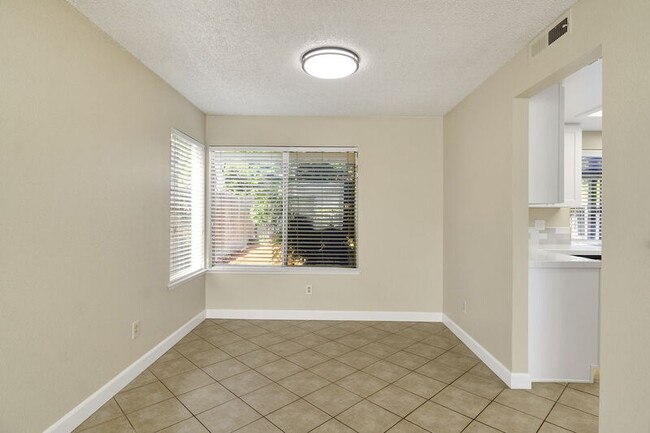 Building Photo - 6733 N Warren Ave