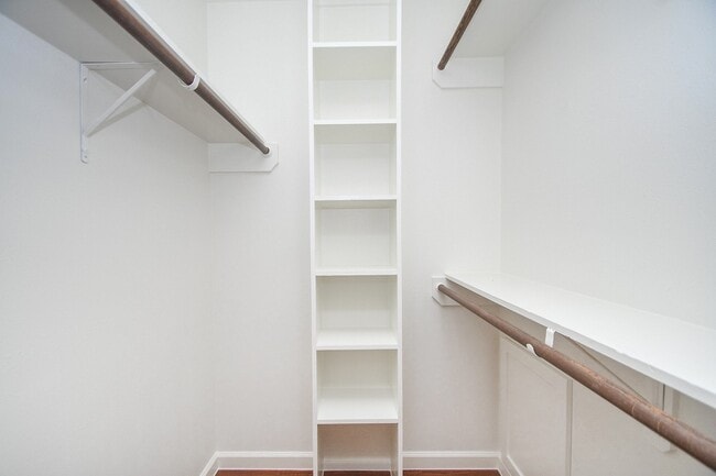 Building Photo - 2515 Valleyfield Dr