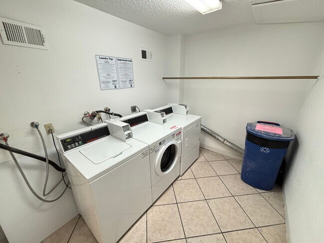 Building Photo - Stunning 2-Bed, 2-Bath High-Rise Residence...