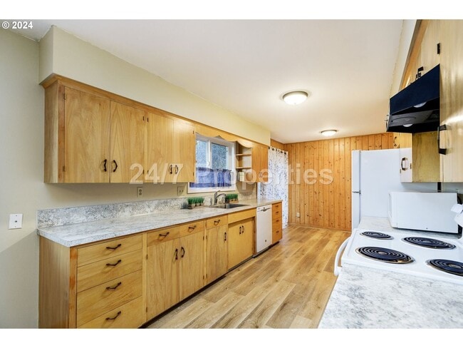 Building Photo - *1/2 OFF FIRST MONTHS RENT* Spacious 4BD I...