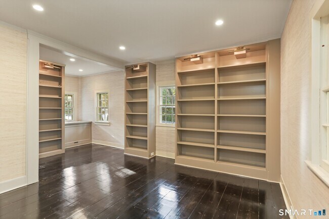 Building Photo - 890 Silvermine Rd