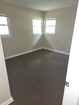 Building Photo - 906 N Van Buren St