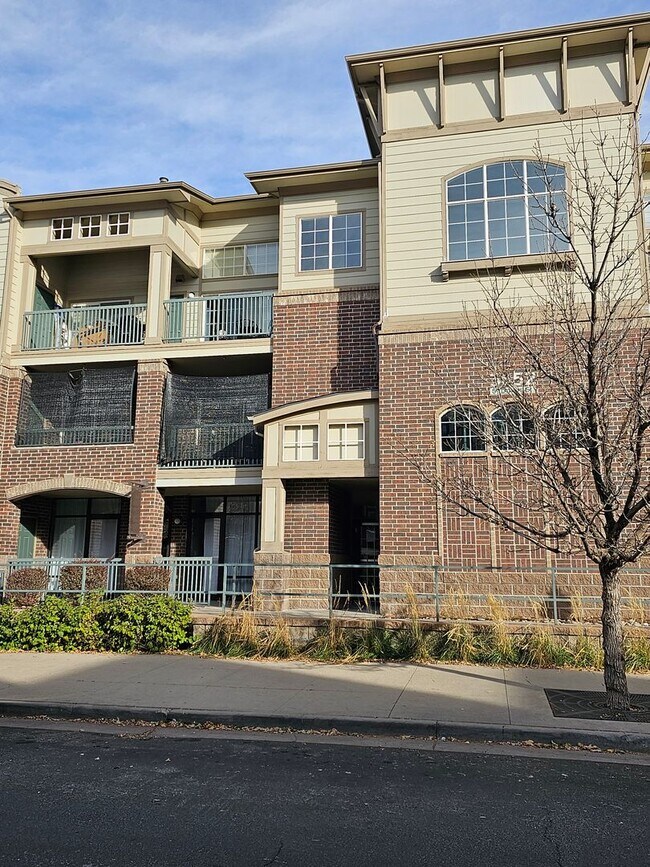 Building Photo - Beautifully Updated Two Bedroom Condo. Second Bedroom can be used as an Office/Flex Space.