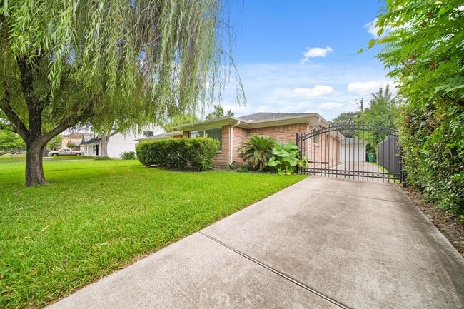 Building Photo - 4427 Sarong Dr