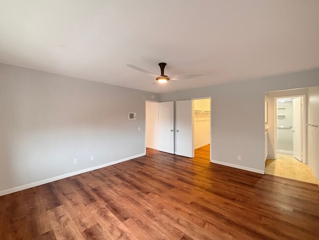 Building Photo - Beautiful 2B 2BA Condo in Bay Park w/ AC &...