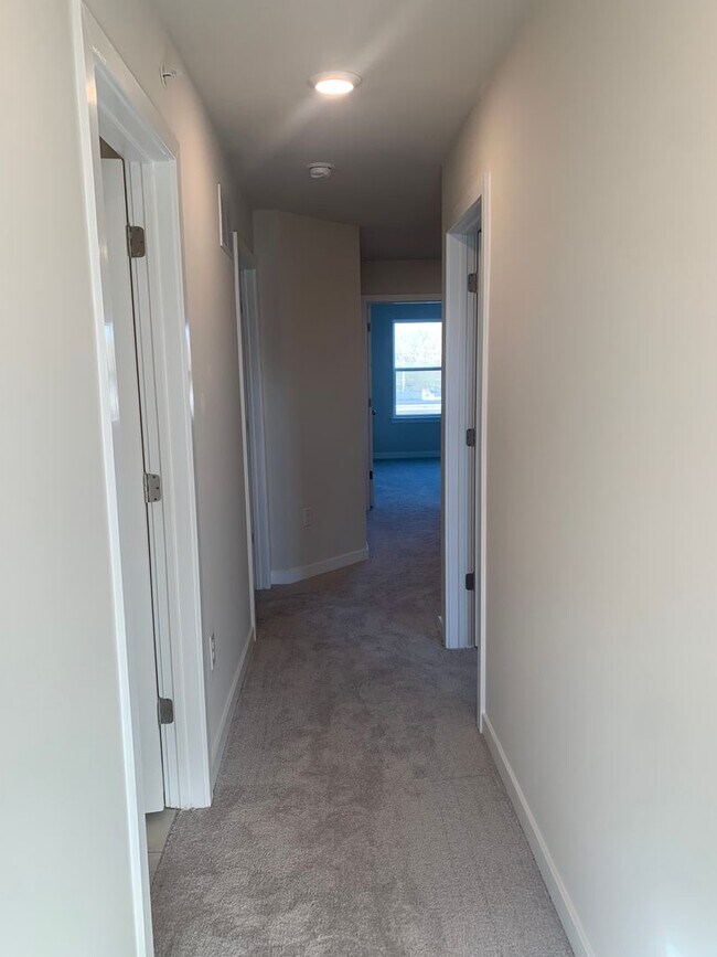 Building Photo - THREE BEDROOM/2.5 BATH TOWNHOME in Southern Lehigh School District