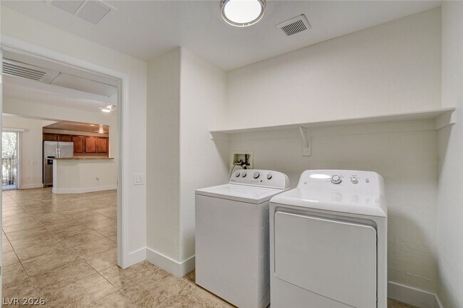 Building Photo - 6868 Sky Pointe Dr