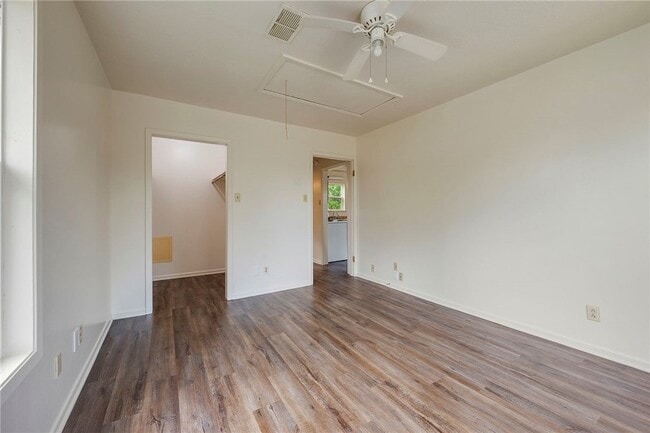 Building Photo - 400 Robertson St