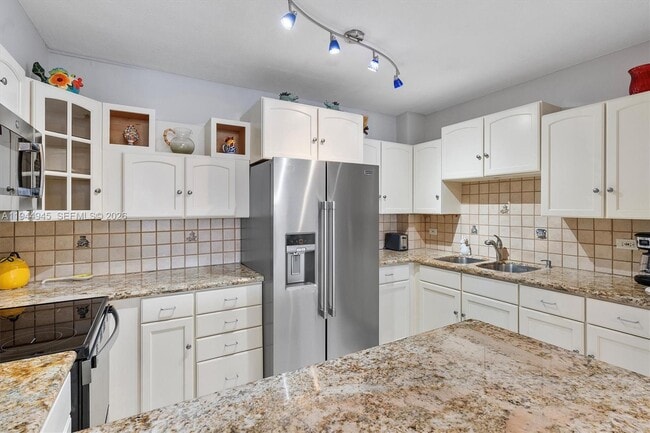 Building Photo - 5005 Collins Ave