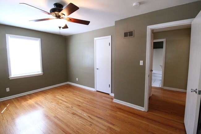 Building Photo - 2 Bedroom 1 Bath House in Mission, Kansas