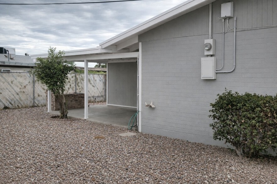 back of house - 3116 S Clementine Dr