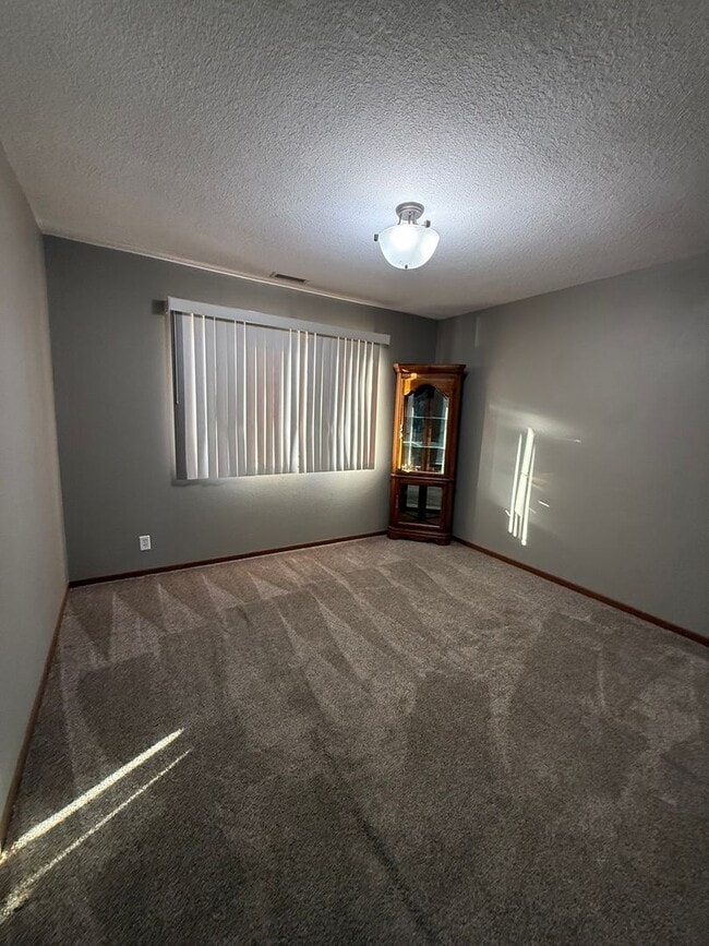 Building Photo - Main Level Townhome