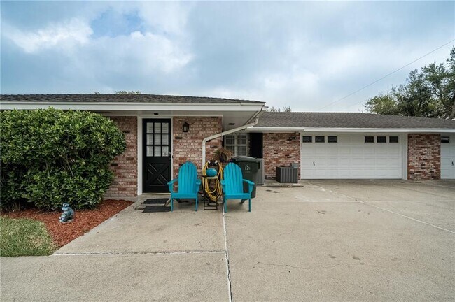 Building Photo - 337 Poenisch Dr