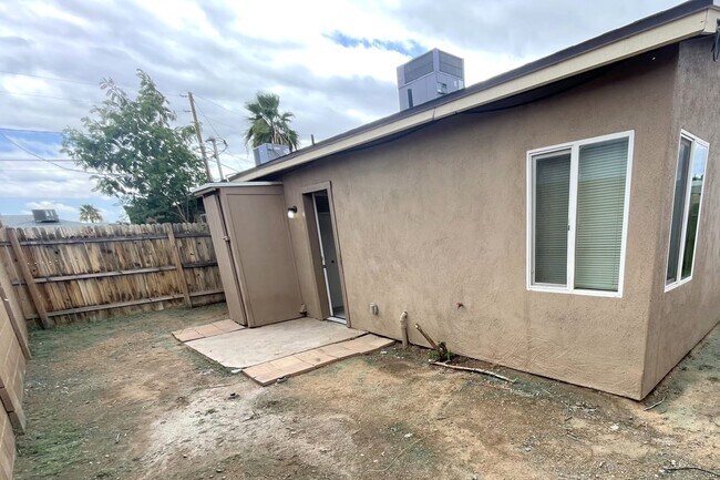 Building Photo - 2204 W Campbell Ave Unit 1