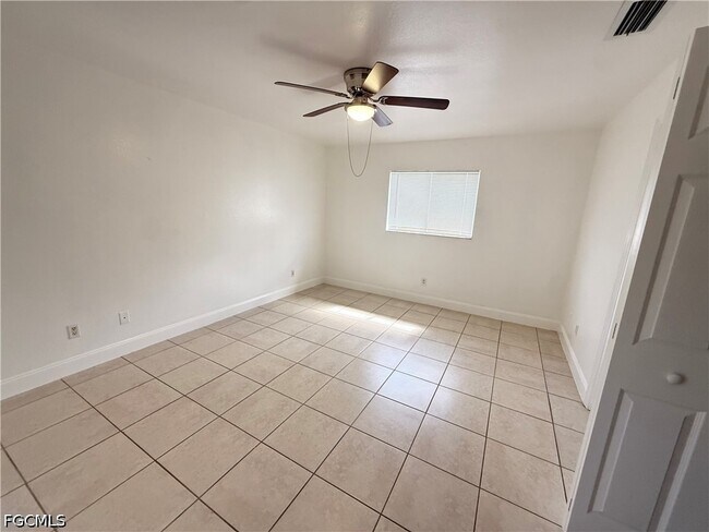 Building Photo - 700 W 12th St