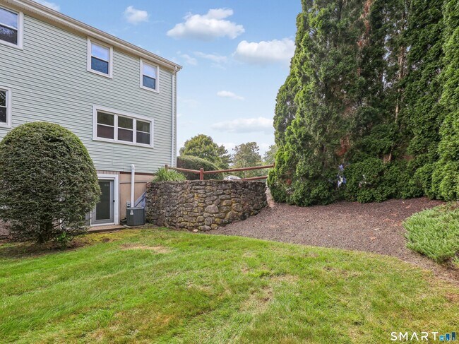Building Photo - 1 E Gate Ln