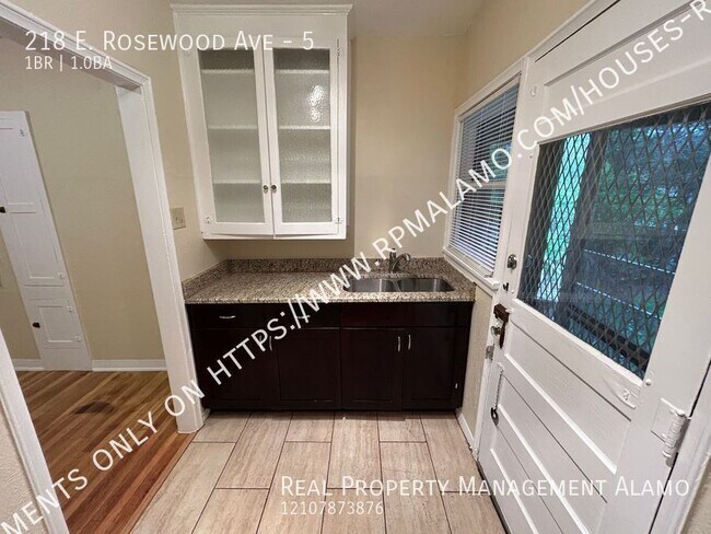 Building Photo - 218 E Rosewood Ave