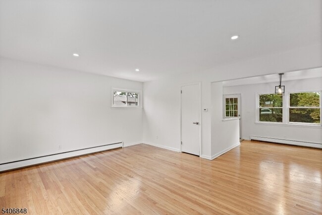 Building Photo - 12 Stanchak Ct