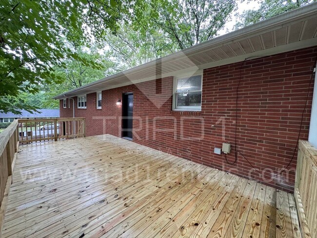 Building Photo - 2205 Hathaway Dr