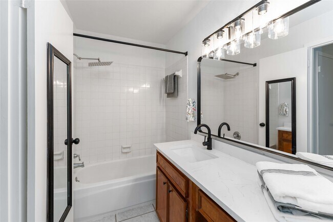 Building Photo - 13911 Hollowgreen Dr