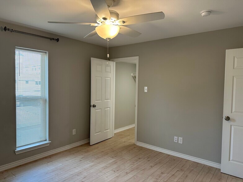 bedroom - 5076 Matilda St