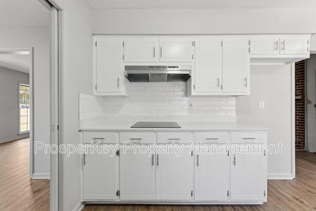 Building Photo - 4924 Roxbury Dr