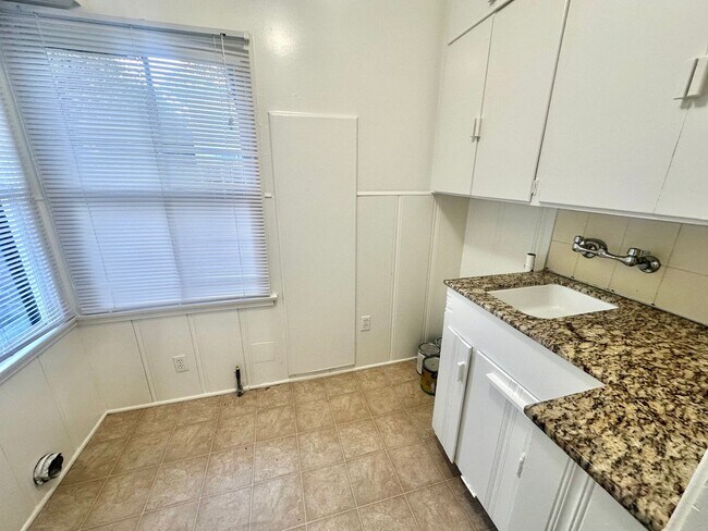 Building Photo - Charming 2-Bedroom Home with Hardwood Floors & Fireplace Near the Traffic Circle