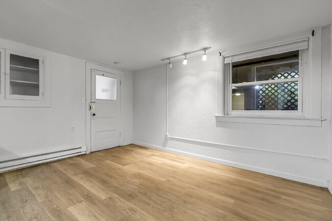 Building Photo - $1,395.00 - 2 Beds, 1 Bath, Condo in Denve...