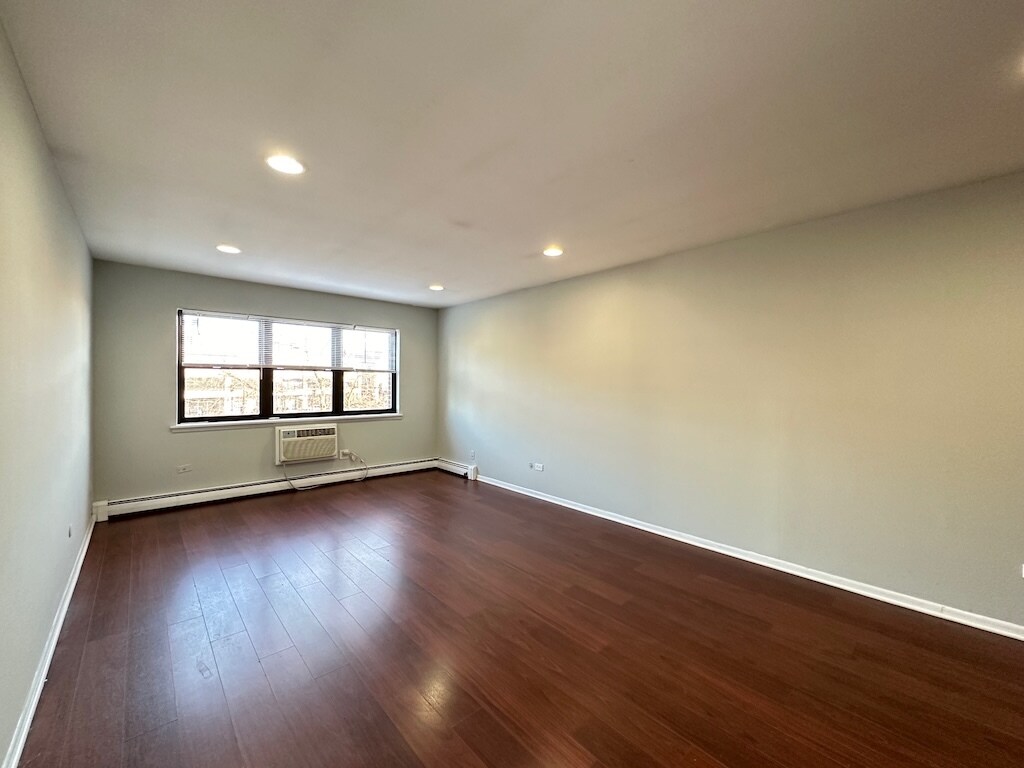 Building Photo - 701 Elm Pl