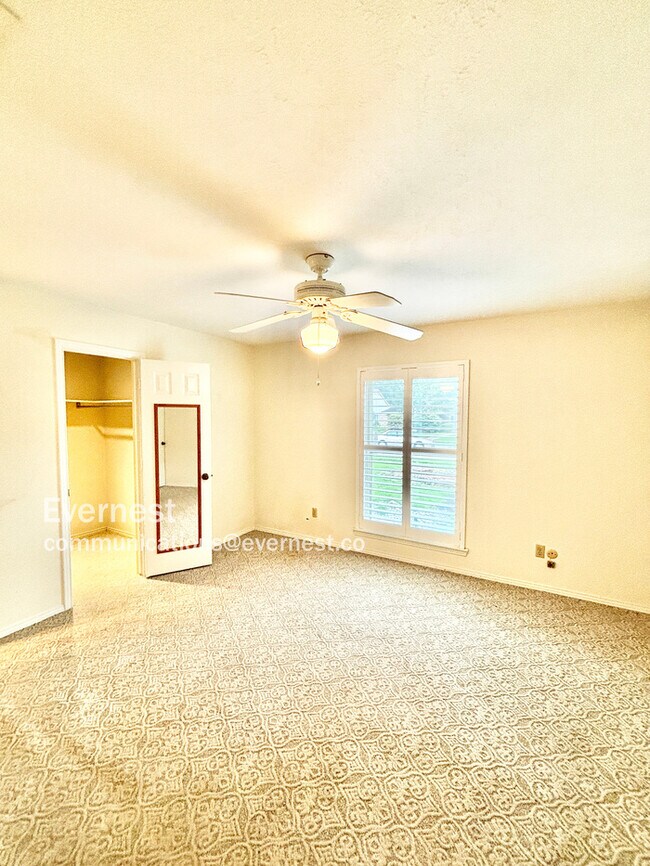 Building Photo - 1120 Stratford Dr