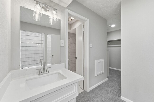 Building Photo - 8001 Rebawood Dr