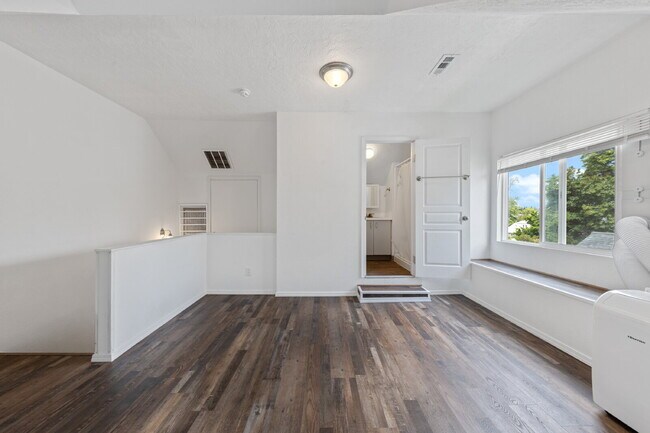 Building Photo - 2 Bedroom 2 Bathroom on College Street!
