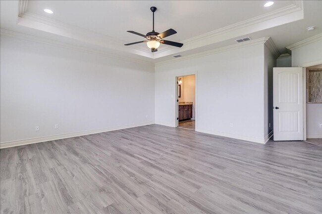Building Photo - 6241 Lago Vista Dr